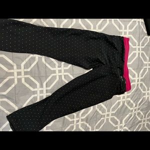 Nike capris medium NWT women’s black pink